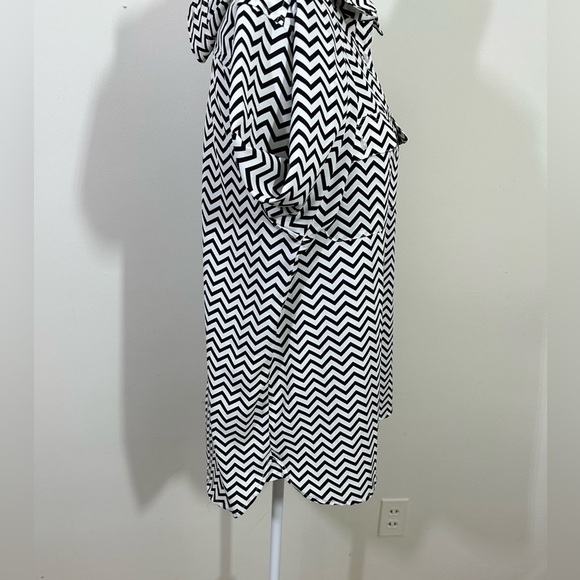 American Eagle Outfitters sz XL top, blouse, shirt in blk/white zigzag design - Picture 9 of 14